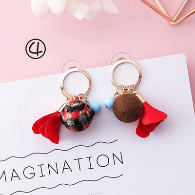 Különböző formájú női fülbevalók