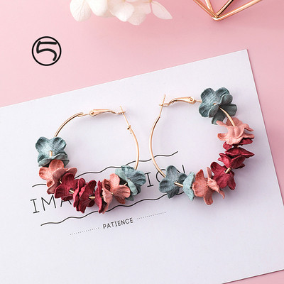 Különböző formájú női fülbevalók