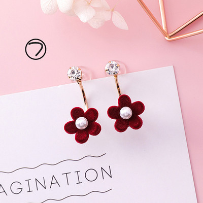 Különböző formájú női fülbevalók