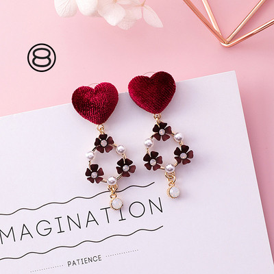 Különböző formájú női fülbevalók