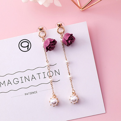 Különböző formájú női fülbevalók