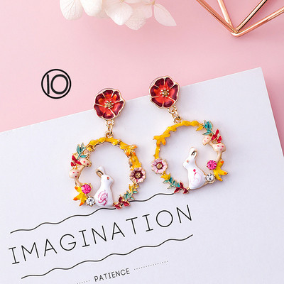 Különböző formájú női fülbevalók