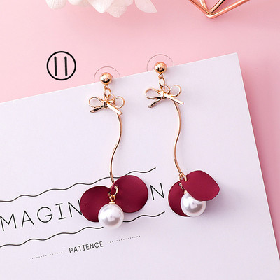 Különböző formájú női fülbevalók