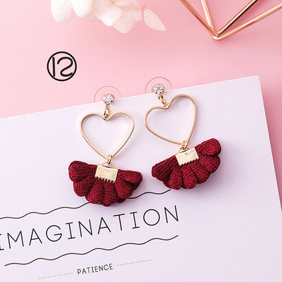 Különböző formájú női fülbevalók