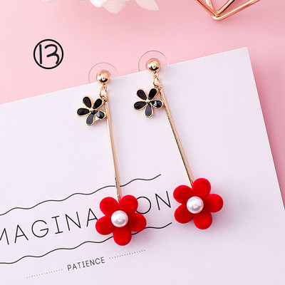 Különböző formájú női fülbevalók