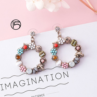 Különböző formájú női fülbevalók