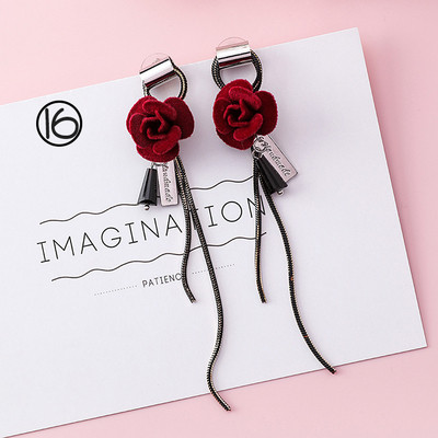 Különböző formájú női fülbevalók