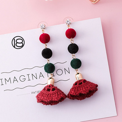 Különböző formájú női fülbevalók