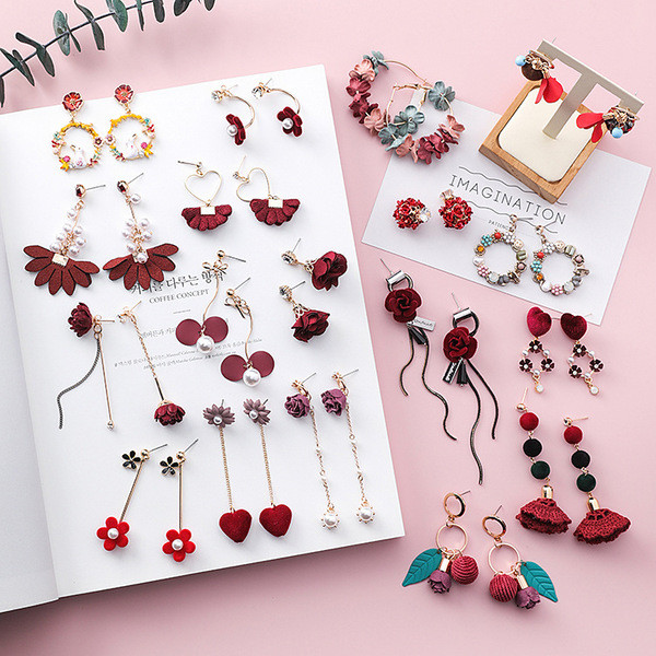 Különböző formájú női fülbevalók