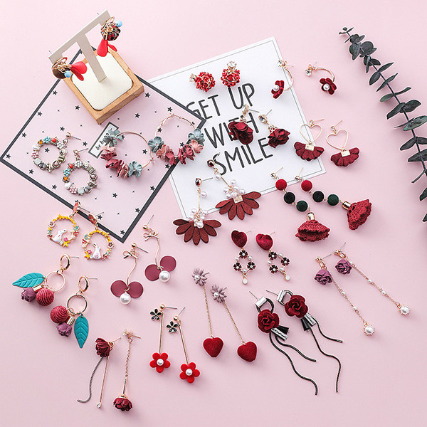 Különböző formájú női fülbevalók