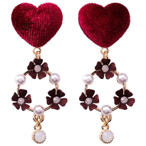 Különböző formájú női fülbevalók