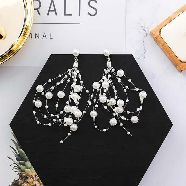 Könnyű női fülbevaló gyöngyökkel