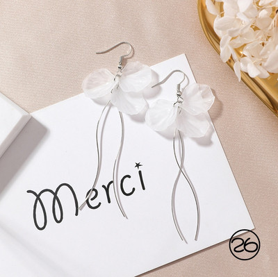 Diferite modele de cercei de dama de culoare deschisa