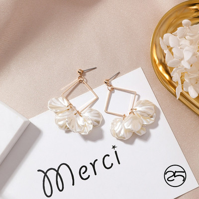 Diferite modele de cercei de dama de culoare deschisa