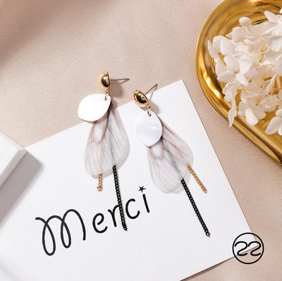 Diferite modele de cercei de dama de culoare deschisa