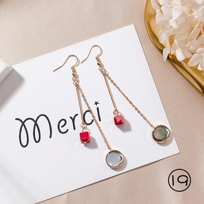 Diferite modele de cercei de dama de culoare deschisa