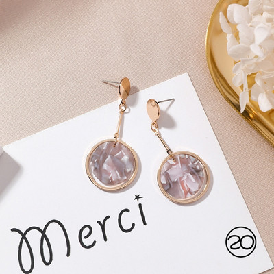 Diferite modele de cercei de dama de culoare deschisa