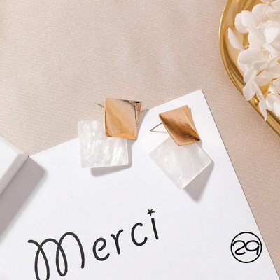 Diferite modele de cercei de dama de culoare deschisa