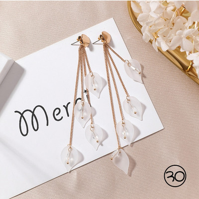 Diferite modele de cercei de dama de culoare deschisa