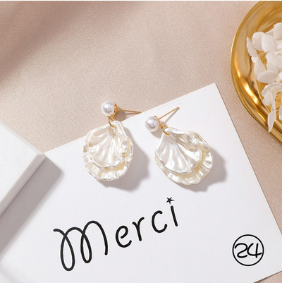 Diferite modele de cercei de dama de culoare deschisa