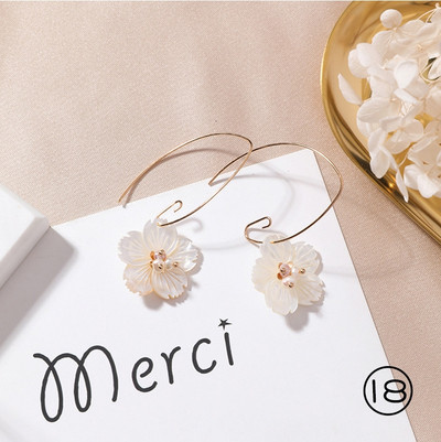 Diferite modele de cercei de dama de culoare deschisa