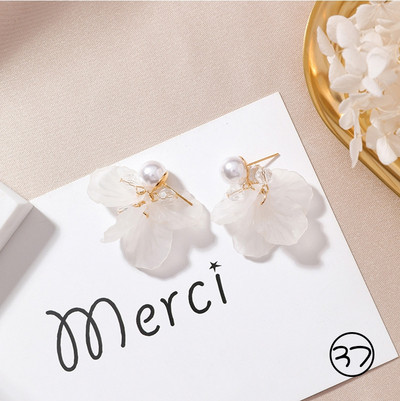 Diferite modele de cercei de dama de culoare deschisa