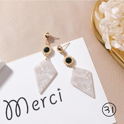 Diferite modele de cercei de dama de culoare deschisa