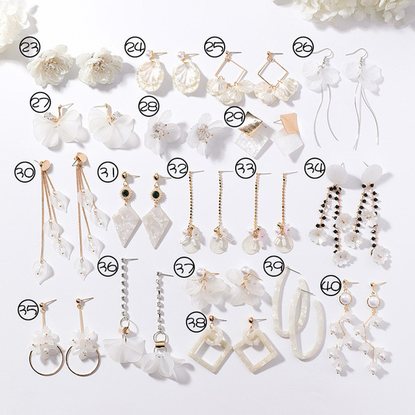 Diferite modele de cercei de dama de culoare deschisa