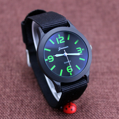 Ceas de zi cu zi pentru bărbați în diferite culori