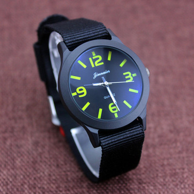 Ceas de zi cu zi pentru bărbați în diferite culori