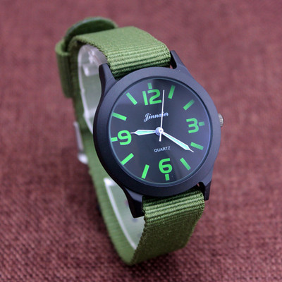 Ceas de zi cu zi pentru bărbați în diferite culori