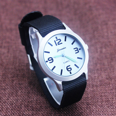 Ceas de zi cu zi pentru bărbați în diferite culori