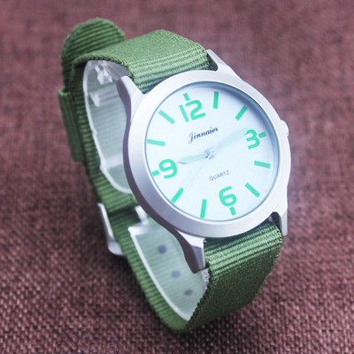 Ceas de zi cu zi pentru bărbați în diferite culori