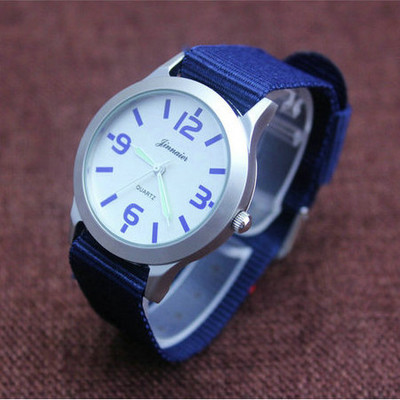 Ceas de zi cu zi pentru bărbați în diferite culori