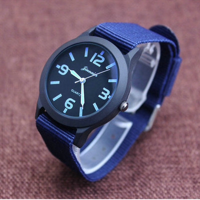 Ceas de zi cu zi pentru bărbați în diferite culori