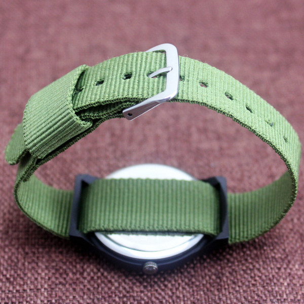 Ceas de zi cu zi pentru bărbați în diferite culori