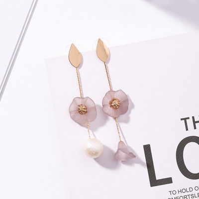 Elegáns női fülbevaló virágmotívumokkal