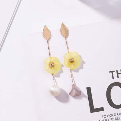 Elegáns női fülbevaló virágmotívumokkal