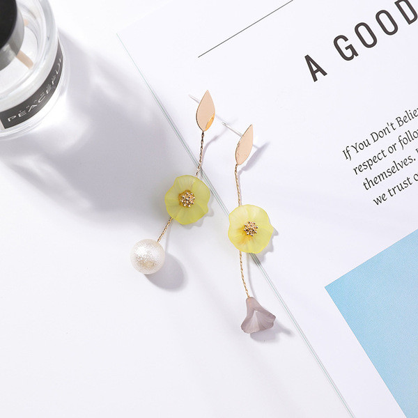 Elegáns női fülbevaló virágmotívumokkal