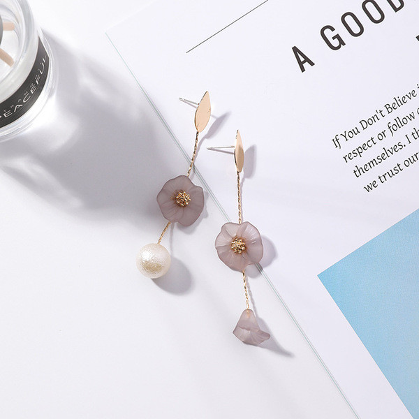 Elegáns női fülbevaló virágmotívumokkal