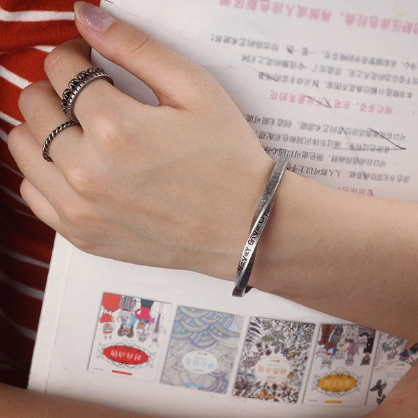 Bratara in mai multe culori potrivita pentru femei si barbati