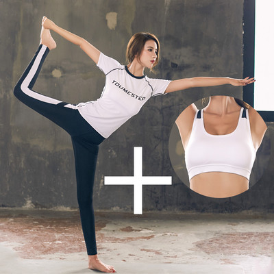 Îmbrăcăminte de yoga într-un set din două sau trei părți - tricou, jambiere și top
