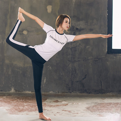 Îmbrăcăminte de yoga într-un set din două sau trei părți - tricou, jambiere și top