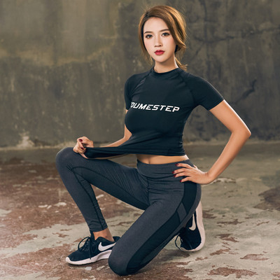 Îmbrăcăminte de yoga într-un set din două sau trei părți - tricou, jambiere și top