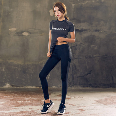 Îmbrăcăminte de yoga într-un set din două sau trei părți - tricou, jambiere și top