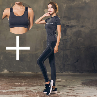 Îmbrăcăminte de yoga într-un set din două sau trei părți - tricou, jambiere și top