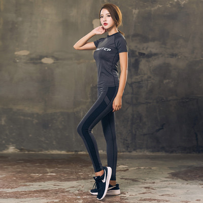 Îmbrăcăminte de yoga într-un set din două sau trei părți - tricou, jambiere și top