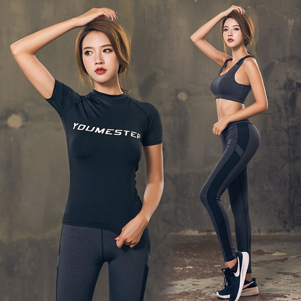 Îmbrăcăminte de yoga într-un set din două sau trei părți - tricou, jambiere și top