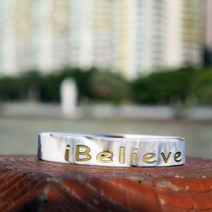 Férfi sport karkötő felirattal