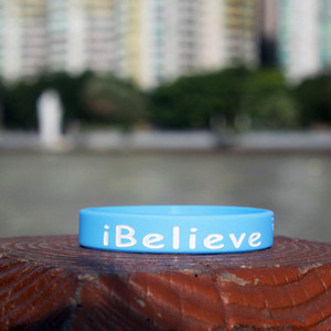 Férfi sport karkötő felirattal